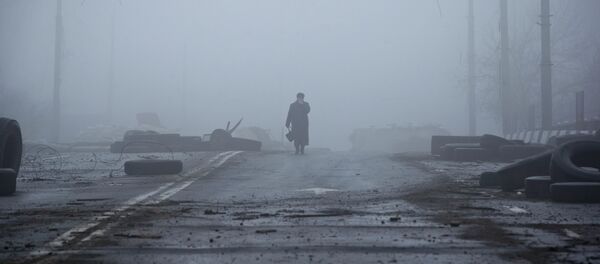 Anciana se acerca un puente destruido en la carretera al aeropuerto de Donetsk - Sputnik Mundo