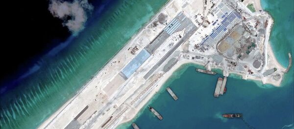 Construcción de una pista de aterrizaje en el noreste del arrecife Fiery Cross, situado en el archipiélago de islas Spratley - Sputnik Mundo