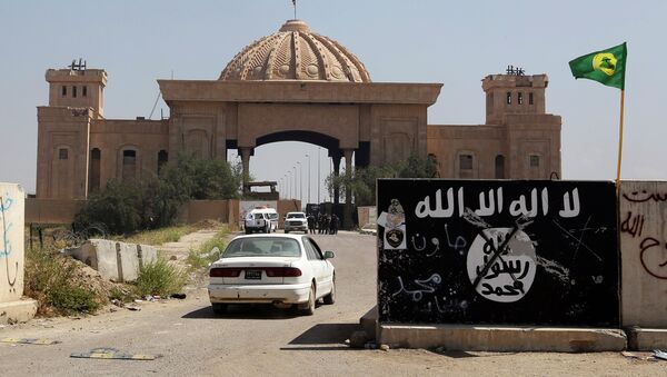 Bandera del EI pintada en una muralla cerca del Palacio de Saddam Hussein in Tikrit - Sputnik Mundo