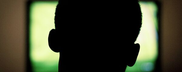 Un hombre ve la televisión - Sputnik Mundo