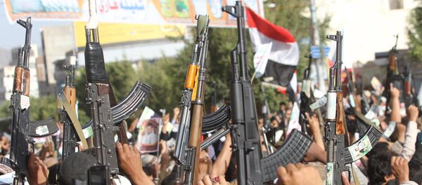 Hutíes manifestándose en contra del embargo impuesto por el Consejo de Seguridad de la ONU en 2015 - Sputnik Mundo