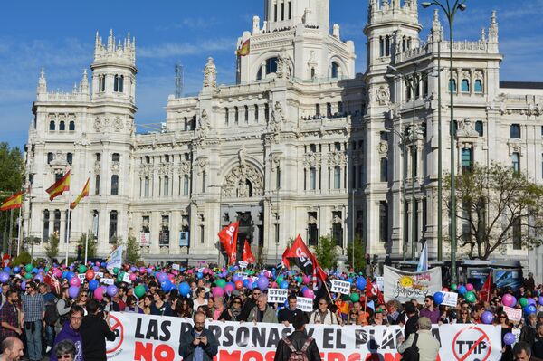 Decenas de miles de personas protestan en España contra el TTIP - Sputnik Mundo