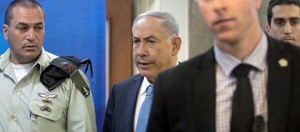 Israeli Prime Minister Benjamin Netanyahu (C) walks with his military secretary Eyal Zamir (L) into the weekly cabinet meeting at his office in Jerusalem April 19, 2015 - Sputnik Mundo