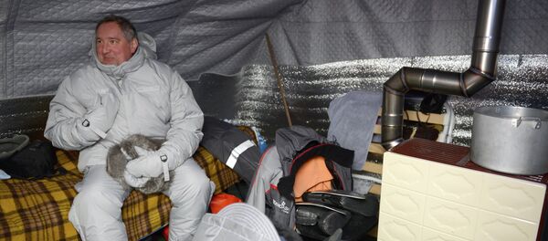 Dmitri Rogozin, vice primer ministro de Rusia, en la estación rusa Polo Norte-2015 Dmitri Rogozin, vice primer ministro de Rusia, en la estación rusa Polo Norte-2015 - Sputnik Mundo