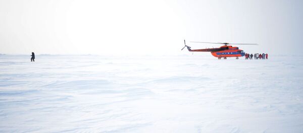 Helicóptero en la estación rusa en el Ártico - Sputnik Mundo