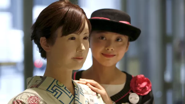 Robot androide Aiko Chihira (izda.) - Sputnik Mundo
