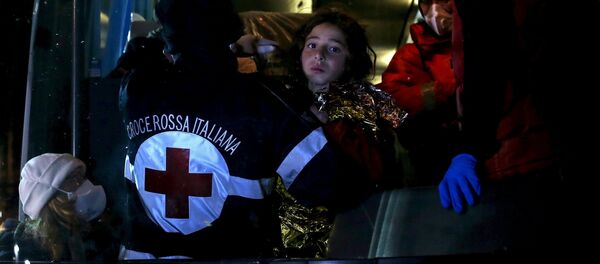 A child (C) is carried into bus as migrants arrive via boat at the Sicilian harbor of Pozzallo April 20, 2015. - Sputnik Mundo