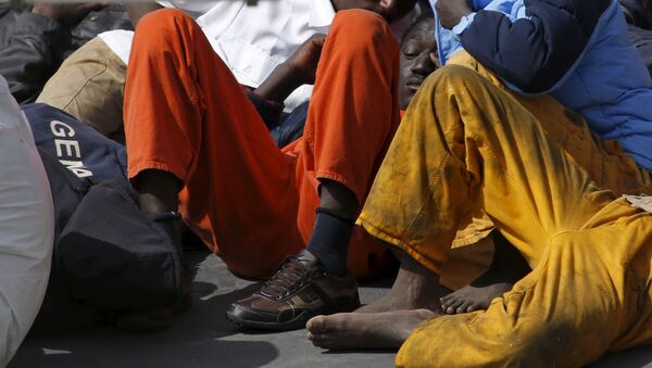 Surviving immigrants lie on the deck of Italian coastguard ship Bruno Gregoretti in Senglea, in Valletta's Grand Harbour April 20, 2015. - Sputnik Mundo