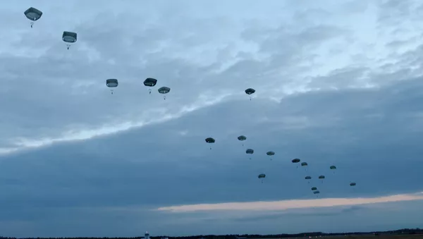 Multinational army paratroopers fall to the ground during a combined U.S.-Estonian airborne operation at ?mari Air Base in Estonia May 8, 2014. - Sputnik Mundo