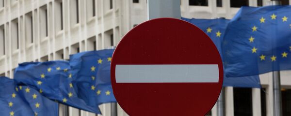 EU flags flap in the wind behind a no entry traffic sign in front of EU headquarters in Brussels. - Sputnik Mundo