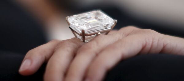 Una mujer exhibe un anillo - Sputnik Mundo