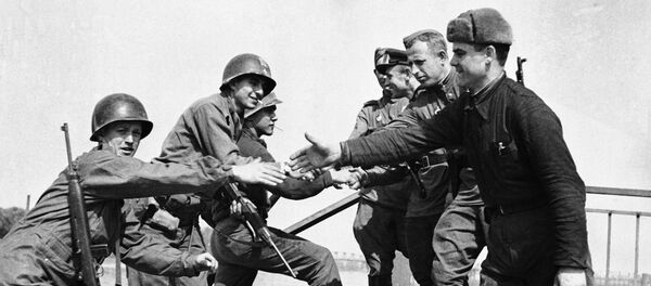 Encuentro entre soldados estadounidenses y soviéticos en el puente de Elba. Torgau, Alemania, 26 de abril de 1945 - Sputnik Mundo
