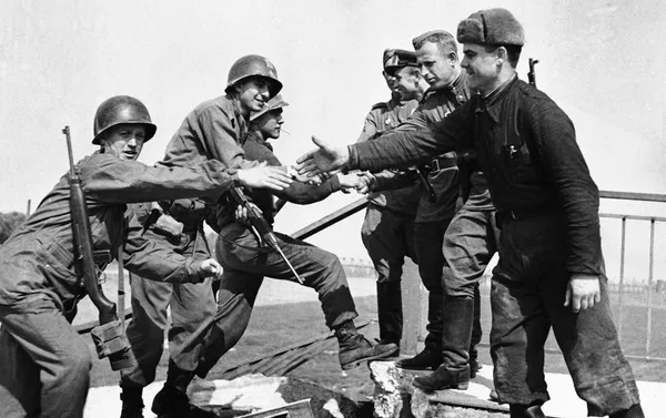 Encuentro entre soldados estadounidenses y soviéticos en el puente de Elba. Torgau, Alemania, 26 de abril de 1945 Encuentro entre soldados estadounidenses y soviéticos en el puente de Elba. Torgau, Alemania, 26 de abril de 1945 - Sputnik Mundo