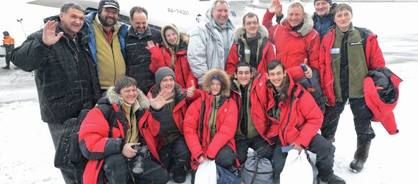 Dmitri Rogozin, vice primer ministro de Rusia, con los participantes de una expedición juvenil al Ártico, el 18 de abril, 2015 - Sputnik Mundo