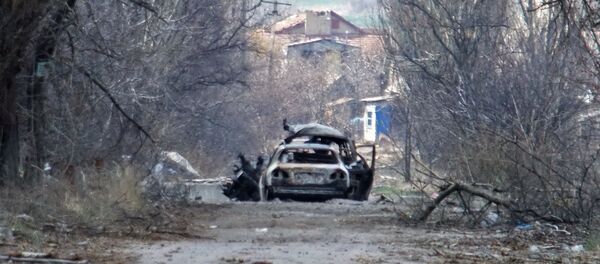Coche destruido con los periodistas en el pueblo en las afueras de Donetsk - Sputnik Mundo