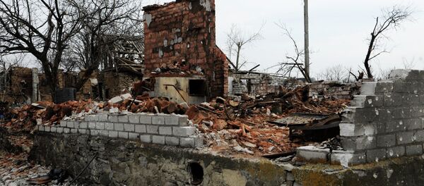 Uno de los poblados destruidos en la región de Donetsk - Sputnik Mundo