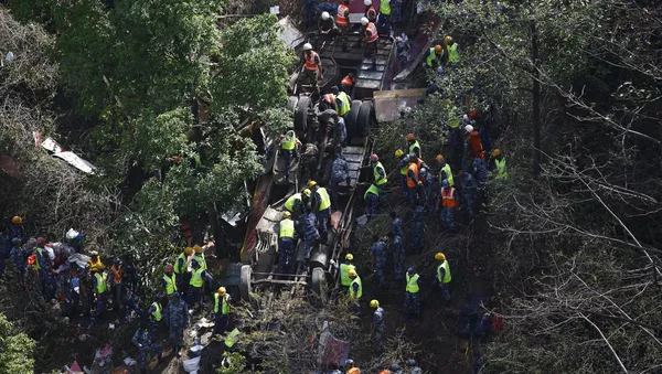 Al menos 17 muertos y 27 heridos en un accidente de autobús en Nepal - Sputnik Mundo