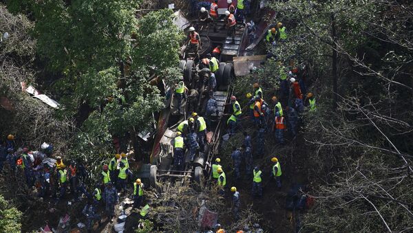 Al menos 17 muertos y 27 heridos en un accidente de autobús en Nepal - Sputnik Mundo