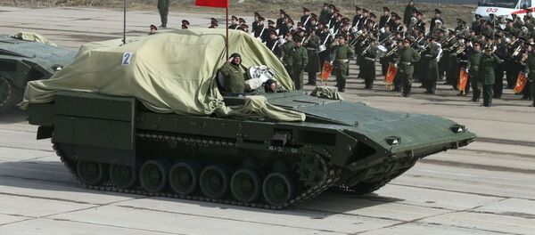 El nuevo tanque Armata y otros carros de combate ensayan el Desfile de la Victoria - Sputnik Mundo