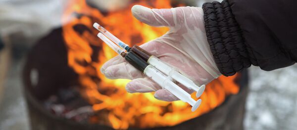 Policías antidrogas de Rusia queman jeringuillas con una sustancia estupefaciente (archivo) - Sputnik Mundo