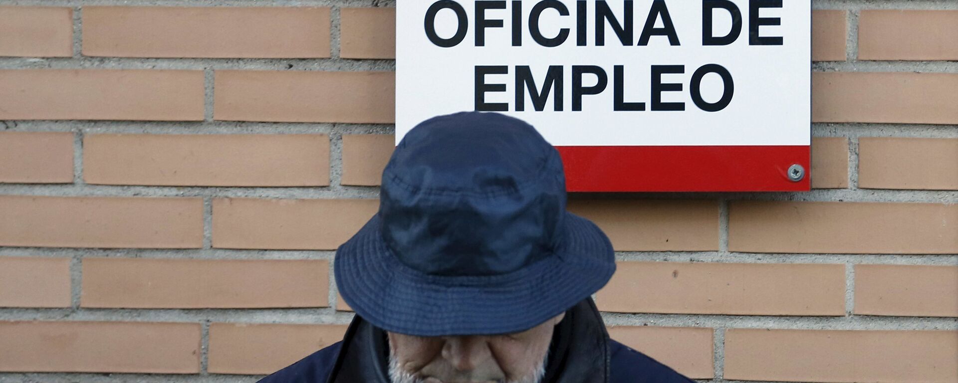 Un hombre cerca de la oficina de empleo en Madrid, España - Sputnik Mundo, 1920, 28.09.2021