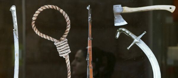 Un cartel que representa a Herramientas de Genocidio - Sputnik Mundo