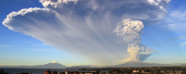 Alerta roja en Chile por erupción del volcán Calbuco - Sputnik Mundo