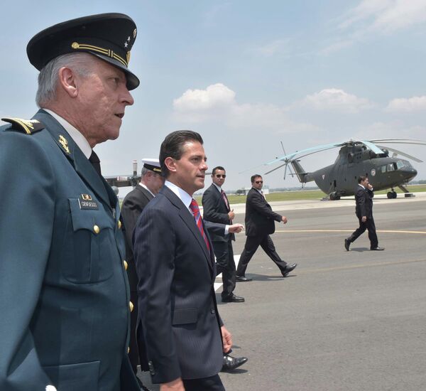 Presidente de México Enrique Peña Nieto recorrió en la Base Aérea Militar No. 1 - Sputnik Mundo