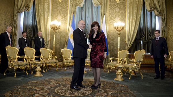 Russian President Vladimir Putin shakes hands with Argentina's President Cristina Fernandez during their meeting at the Kremlin in Moscow April 23, 2015 - Sputnik Mundo