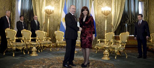 Russian President Vladimir Putin shakes hands with Argentina's President Cristina Fernandez during their meeting at the Kremlin in Moscow April 23, 2015 - Sputnik Mundo