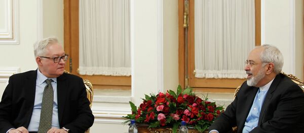 Iranian Foreign Minister Mohammad Javad Zarif (R) meets with Russian deputy foreign minister Sergei Ryabkov in Tehran Iranian Foreign Minister Mohammad Javad Zarif (R) meets with Russian deputy foreign minister Sergei Ryabkov in Tehran - Sputnik Mundo