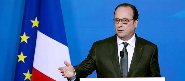 French President Francois Hollande addresses a news conference after a European Union extraordinary summit - Sputnik Mundo