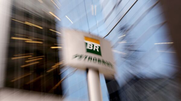 The Petrobras logo in front of the company's headquarters in Sao Paulo - Sputnik Mundo