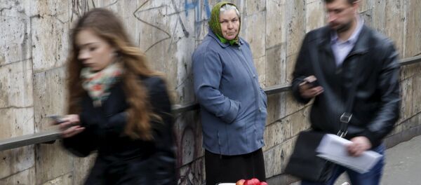 Una anciana vende productos caseros en el centro de Kiev Una anciana vende productos caseros en el centro de Kiev - Sputnik Mundo