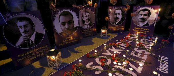 Flores y velas en homenaje de las víctimas del genocidio armenio de 1915 - Sputnik Mundo