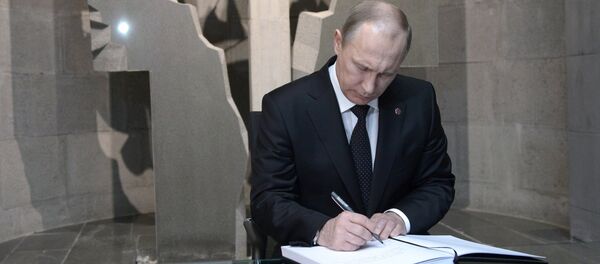 Vladímir Putin visita Tsitsernakaberd, monumento a las víctimas del genocidio armenio, 24 de abril de 2015 - Sputnik Mundo