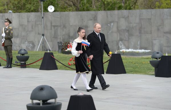 Velas en memoria de las víctimas del genocidio armenio - Sputnik Mundo