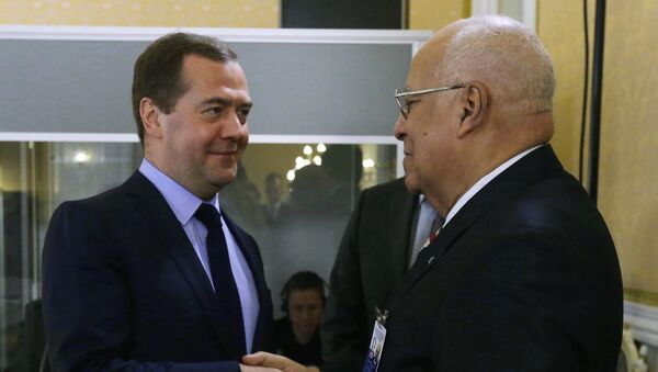 Primer ministro de Rusia, Dmitri Medvédev y vicepresidente del Consejo de Ministros de Cuba, Ricardo Cabrisas Primer ministro de Rusia, Dmitri Medvédev y vicepresidente del Consejo de Ministros de Cuba, Ricardo Cabrisas - Sputnik Mundo
