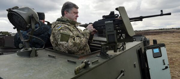 Ukrainian President Petro Poroshenko examines a British-made Saxon armored personnel carrier with a Ukrainian weapon system while visiting a military base outside Kiev on April 4, 2015 Ukrainian President Petro Poroshenko examines a British-made Saxon armored personnel carrier with a Ukrainian weapon system while visiting a military base outside Kiev on April 4, 2015 - Sputnik Mundo