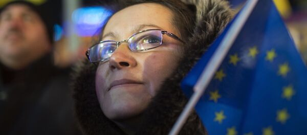 Una mujer ucraniana con la bandera de la UE - Sputnik Mundo