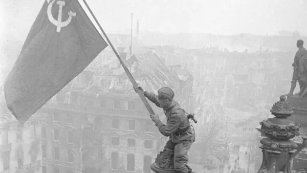 Soldado del Ejército Rojo enarbolando la bandera de la victoria sobre el Reichstag - Sputnik Mundo