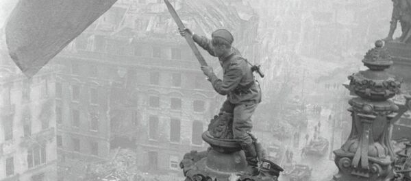 Soldado del Ejército Rojo enarbolando la bandera de la victoria sobre el Reichstag - Sputnik Mundo