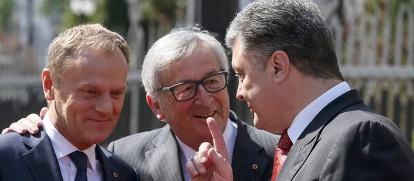 Donald Tusk, Jean-Claude Juncker y Petró Poroshenko - Sputnik Mundo