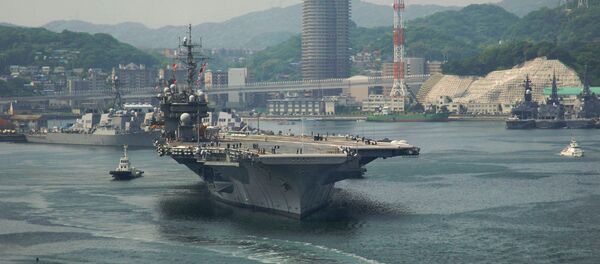El portaaviones estadounidense USS Kitty Hawk en la base naval de Yokosuka - Sputnik Mundo