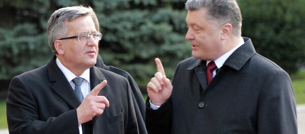 Ukrainian President Petro Poroshenko (R) and his Polish counterpart Bronislaw Komorowski speak during a ceremony before their meeting in Kiev, on April 8, 2015 - Sputnik Mundo