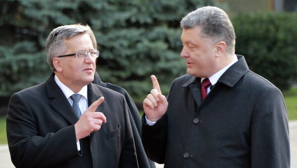 Ukrainian President Petro Poroshenko (R) and his Polish counterpart Bronislaw Komorowski speak during a ceremony before their meeting in Kiev, on April 8, 2015 - Sputnik Mundo