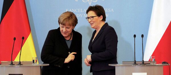 Canciller de Alemania, Angela Merkel (izda.) y primera ministra de Polonia, Ewa Kopacz - Sputnik Mundo