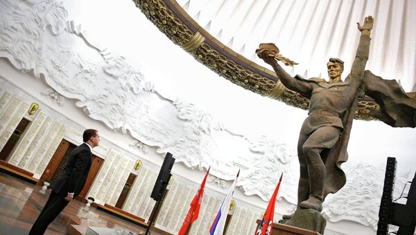 Dmitri Medvédev, primer ministro ruso, dentro del Museo Central de la Gran Guerra Patria - Sputnik Mundo