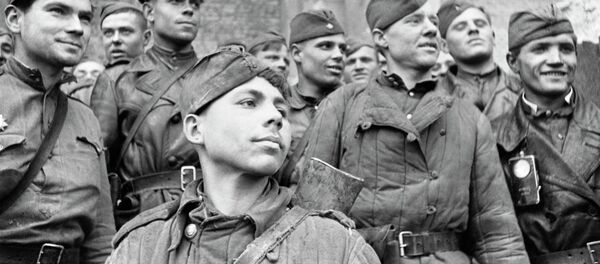 Soldados del Ejército Rojo en Berlín - Sputnik Mundo