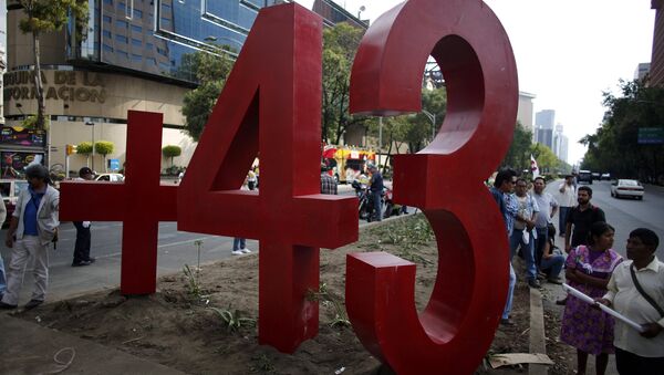 Un monumento a los estudiantes desaparecidos en México - Sputnik Mundo